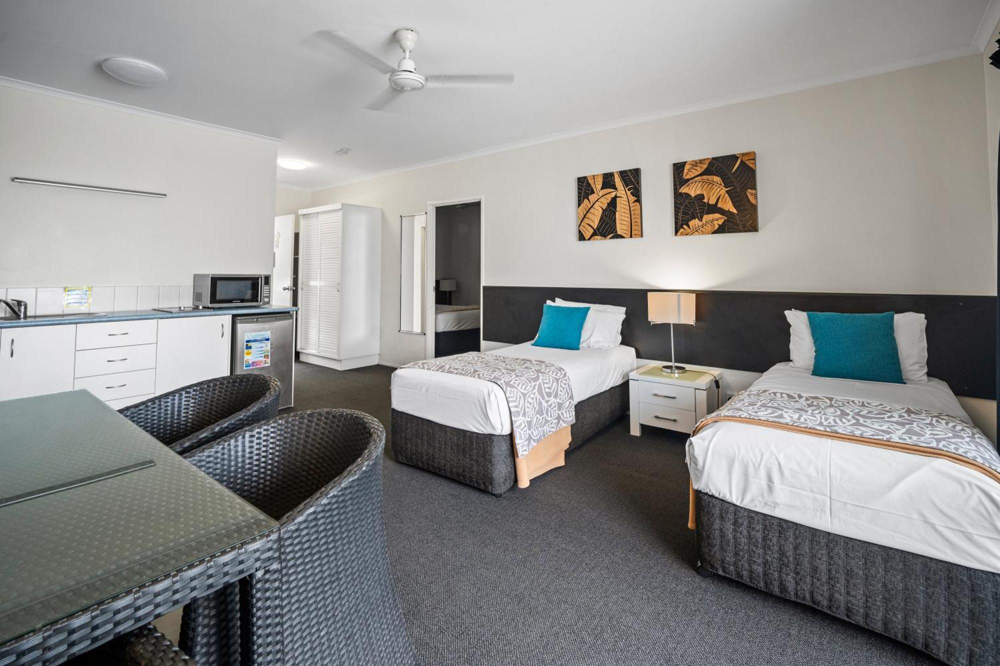Colonial Palms Motor Inn Еърли Бийч Екстериор снимка