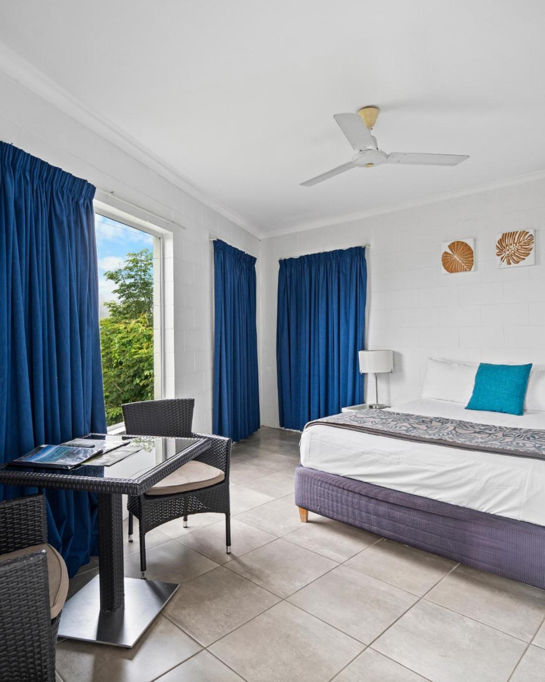 Colonial Palms Motor Inn Еърли Бийч Екстериор снимка
