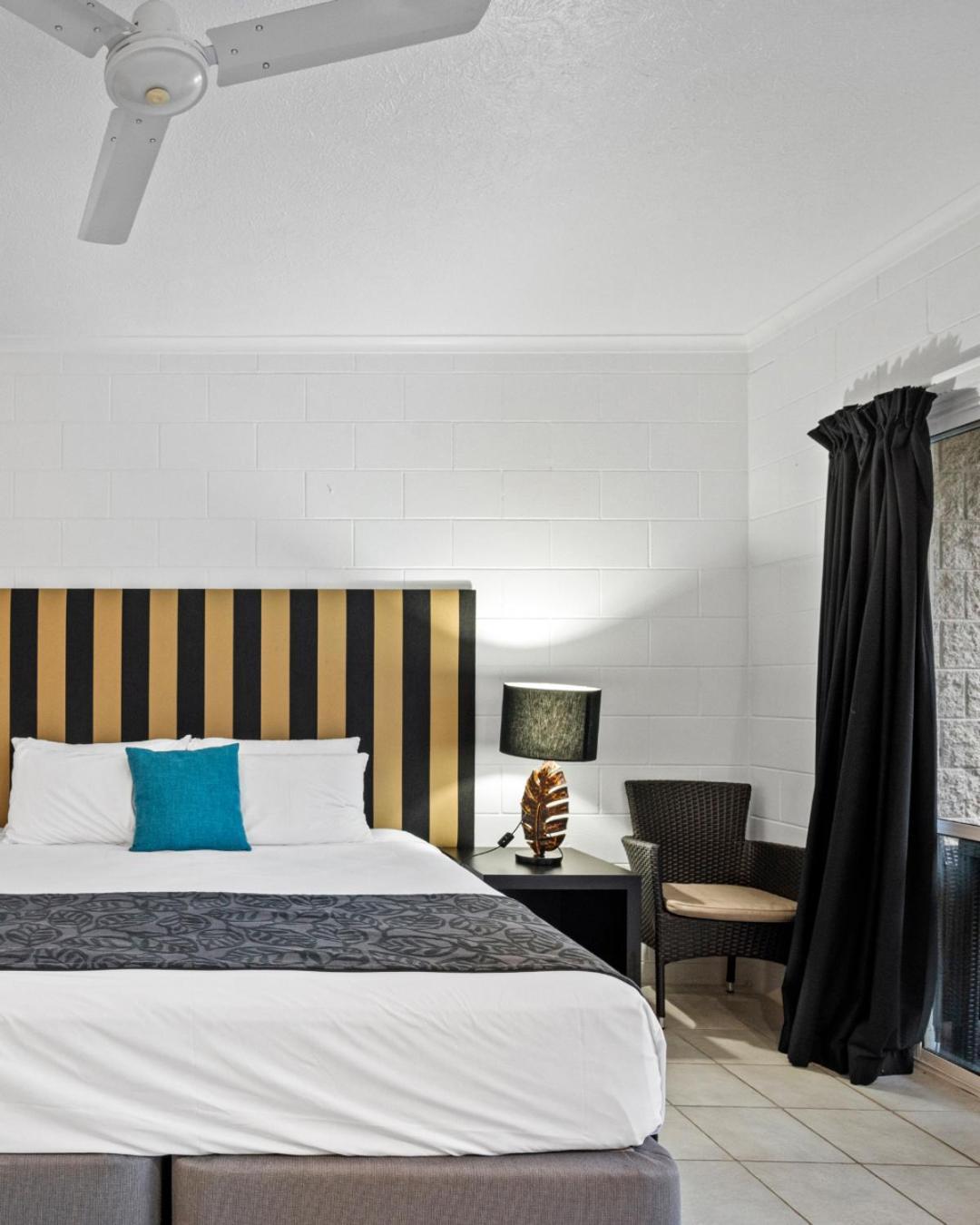 Colonial Palms Motor Inn Еърли Бийч Екстериор снимка