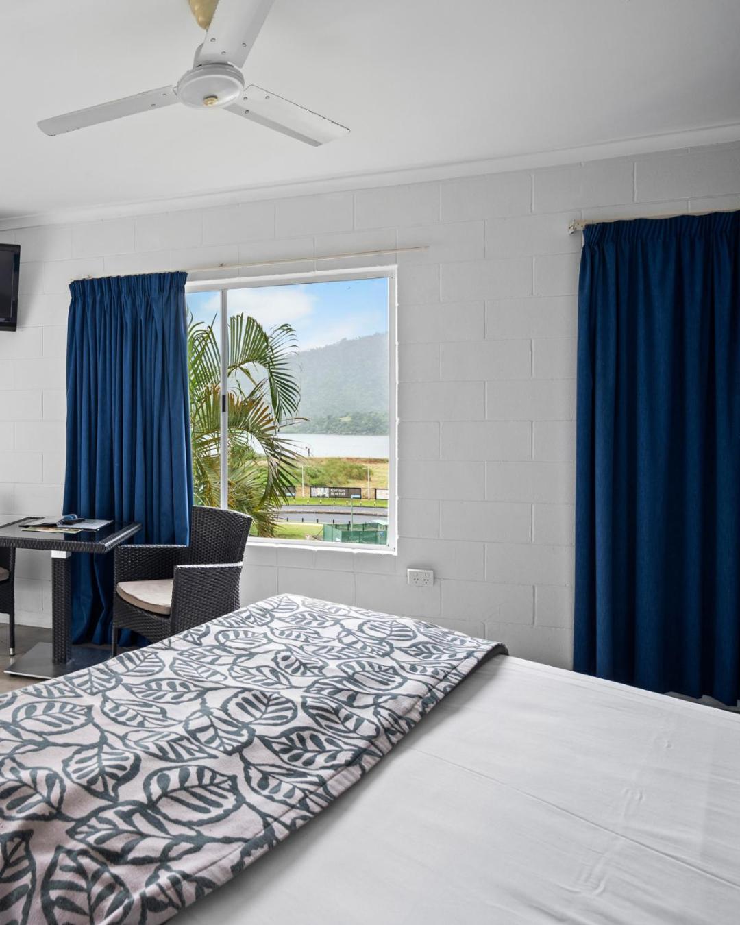 Colonial Palms Motor Inn Еърли Бийч Екстериор снимка