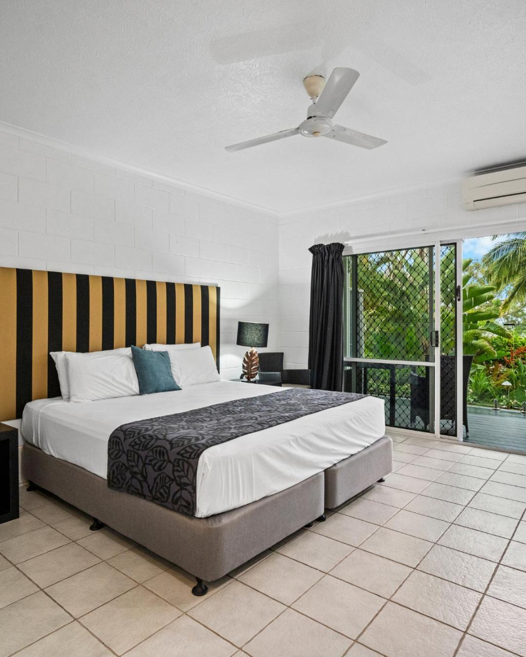 Colonial Palms Motor Inn Еърли Бийч Екстериор снимка
