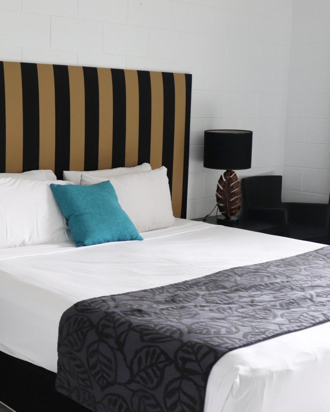 Colonial Palms Motor Inn Еърли Бийч Екстериор снимка