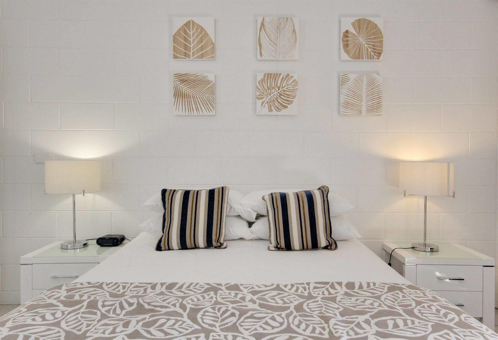 Colonial Palms Motor Inn Еърли Бийч Екстериор снимка